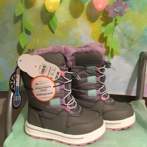 NEW, GIRLS SIZE 8 TEMPERATURE RATED WINTER BOOTS.